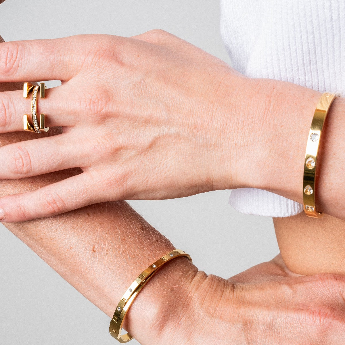 Detailaufnahme des Multiform Stein Armbands Gold