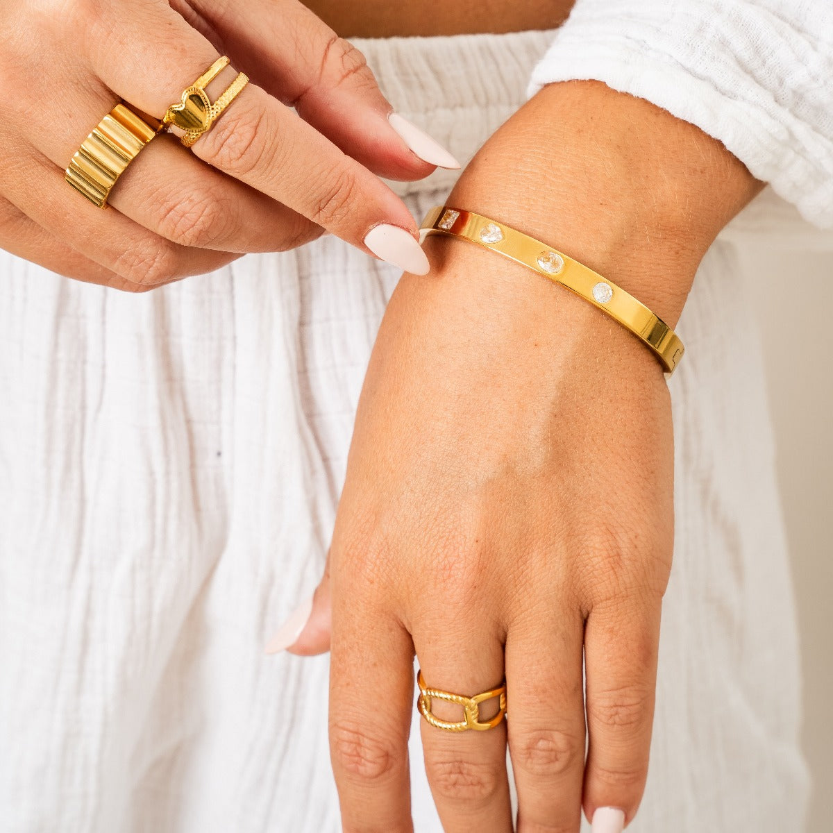 Multiform Stein Armband Gold am Handgelenk getragen