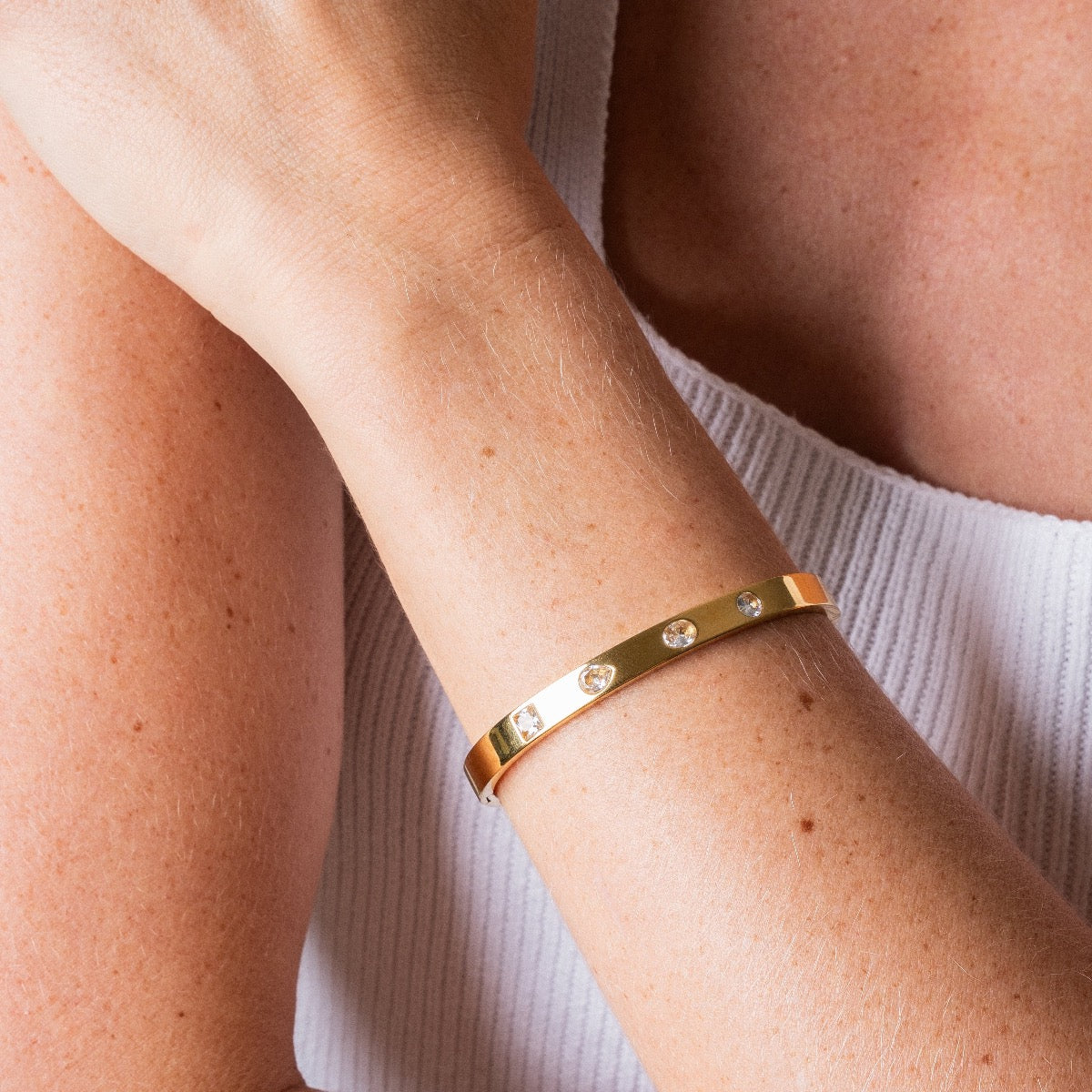 Seitliche Ansicht des Multiform Stein Armbands Gold