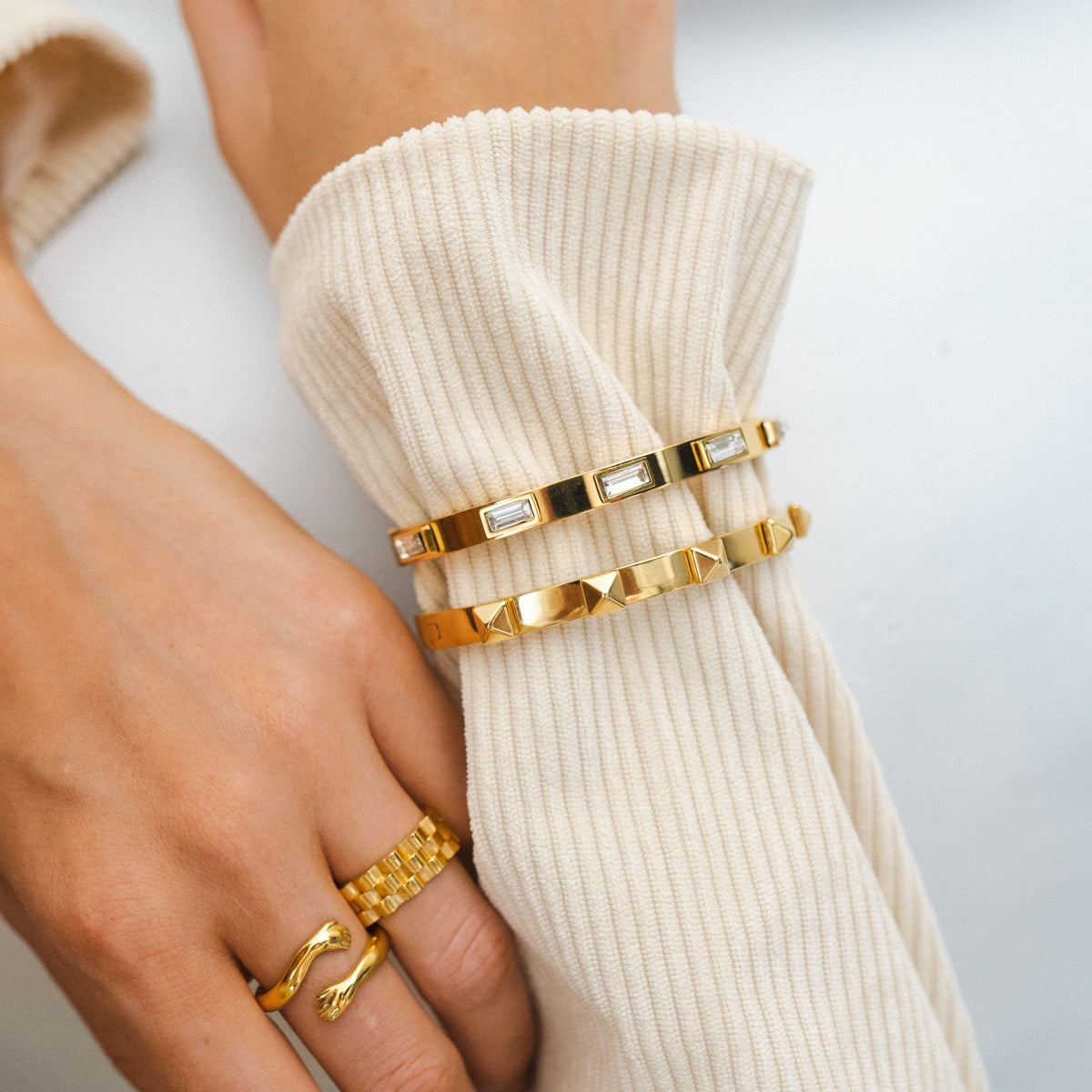 Detailaufnahme des Nieten Armbands Gold