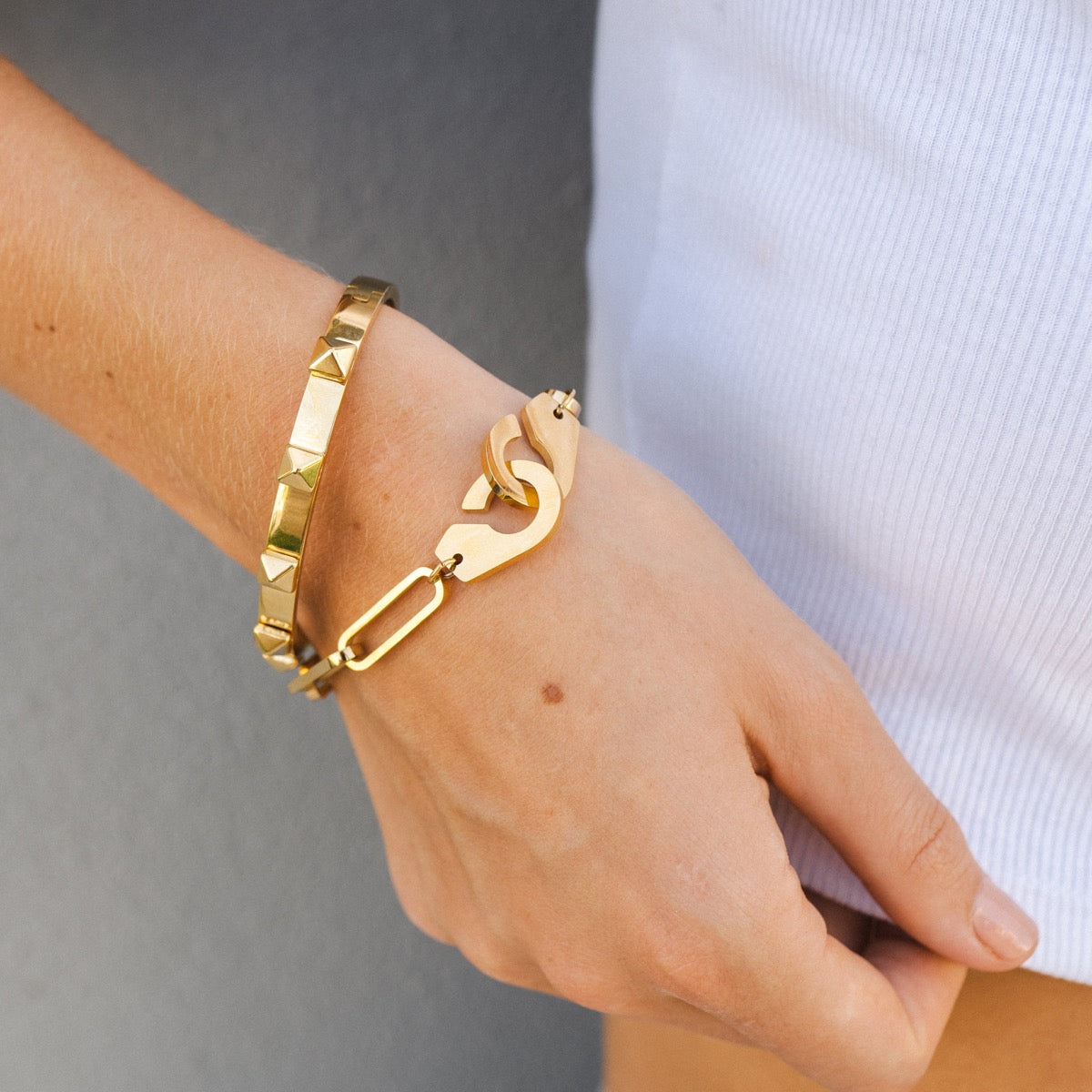Nieten Armband Gold am Handgelenk getragen