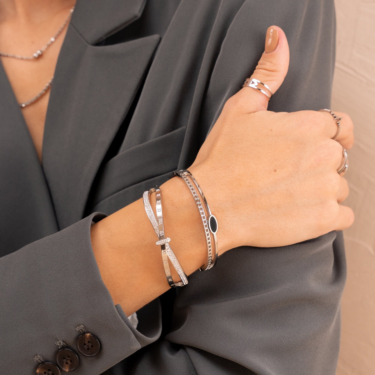 Detailaufnahme des Ovalen Onyx Armreifs Silber