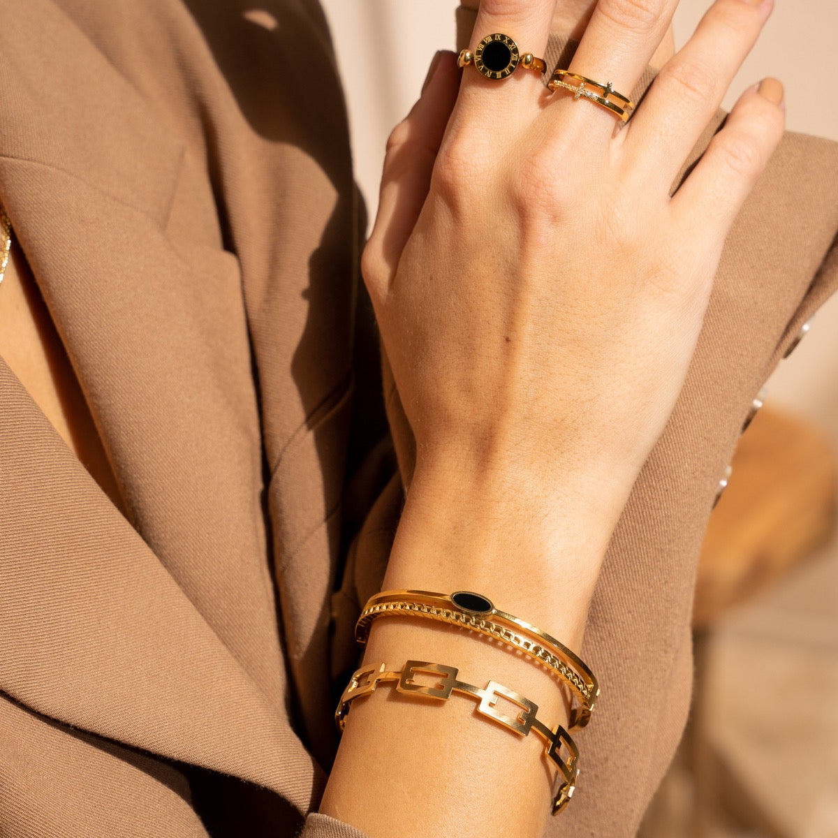 Seitliche Ansicht des Ovalen Onyx Armreifs Gold