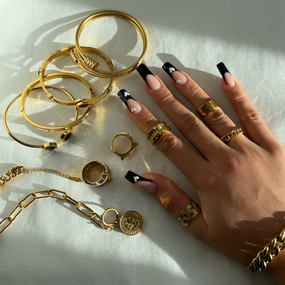 Seitliche Ansicht des Panzerketten Rings in Gold