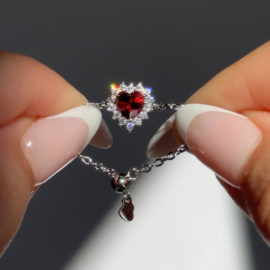 Queen of Hearts chain ring with garnet red heart in 925 silver