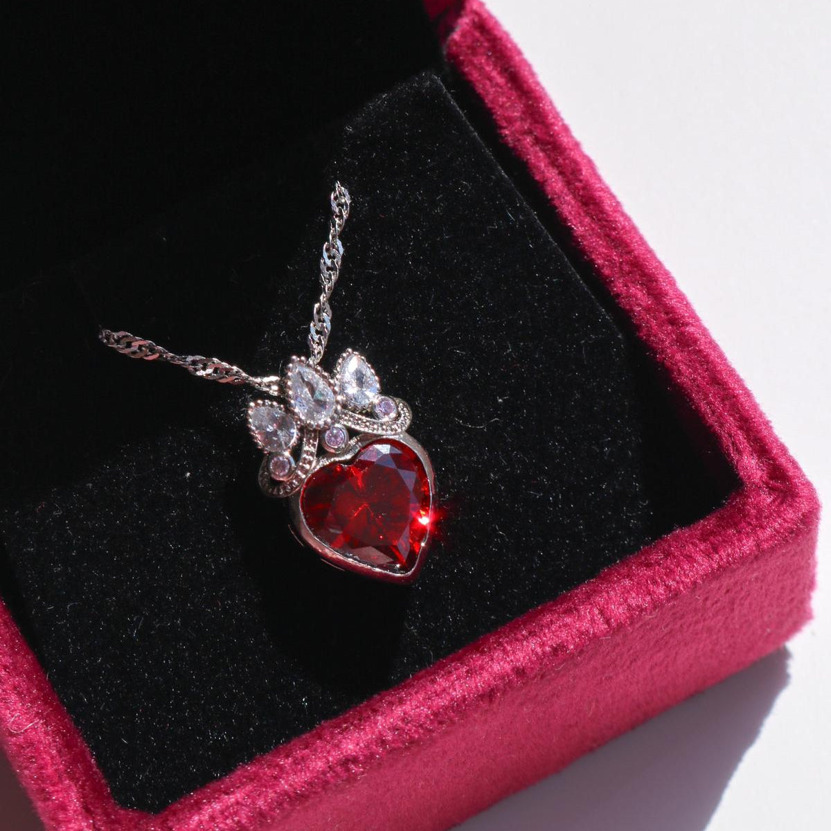 Princess-style necklace with heart pendant inspired by Gothel