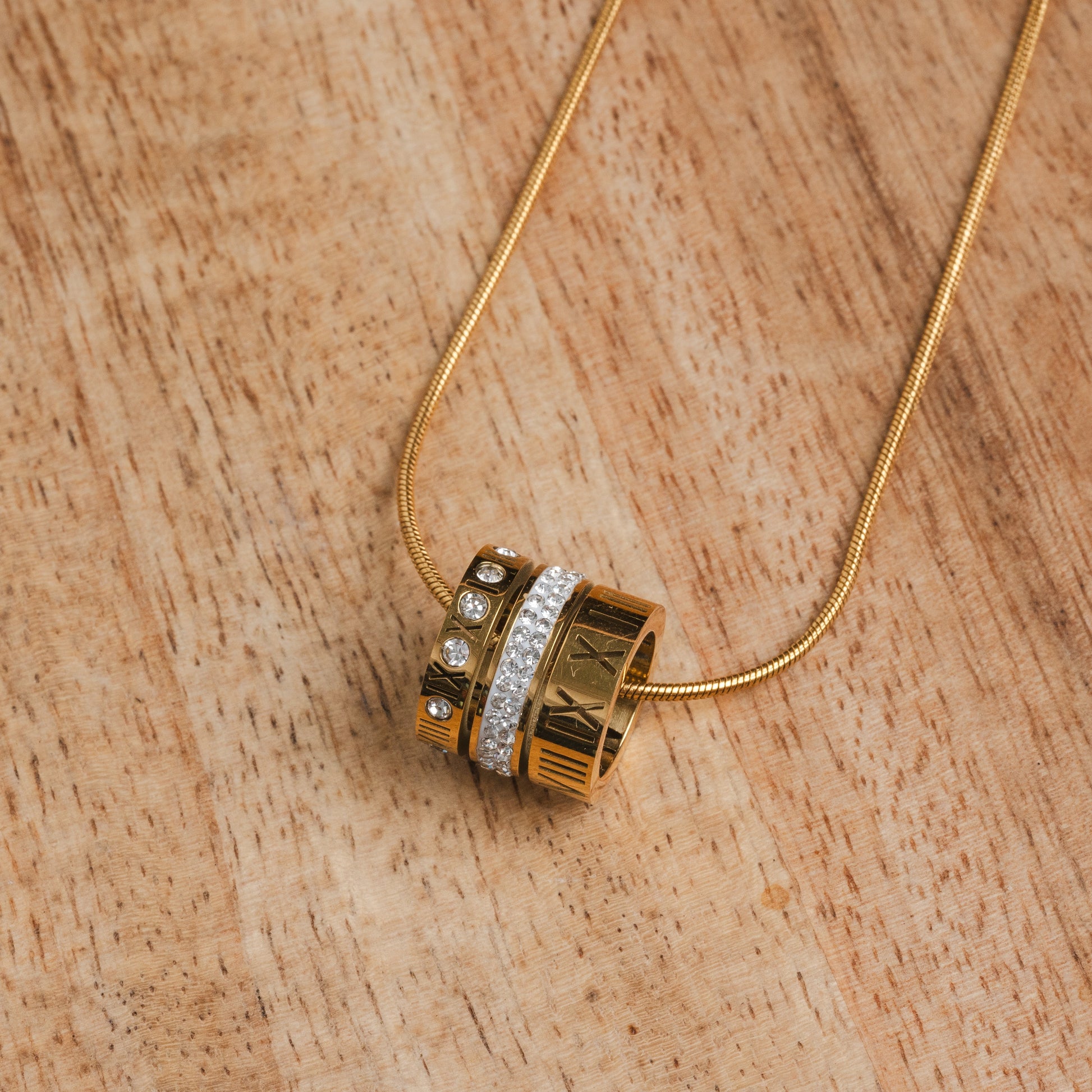 Triple Stack Ring Halskette Gold – moderner Lifestyle-Look