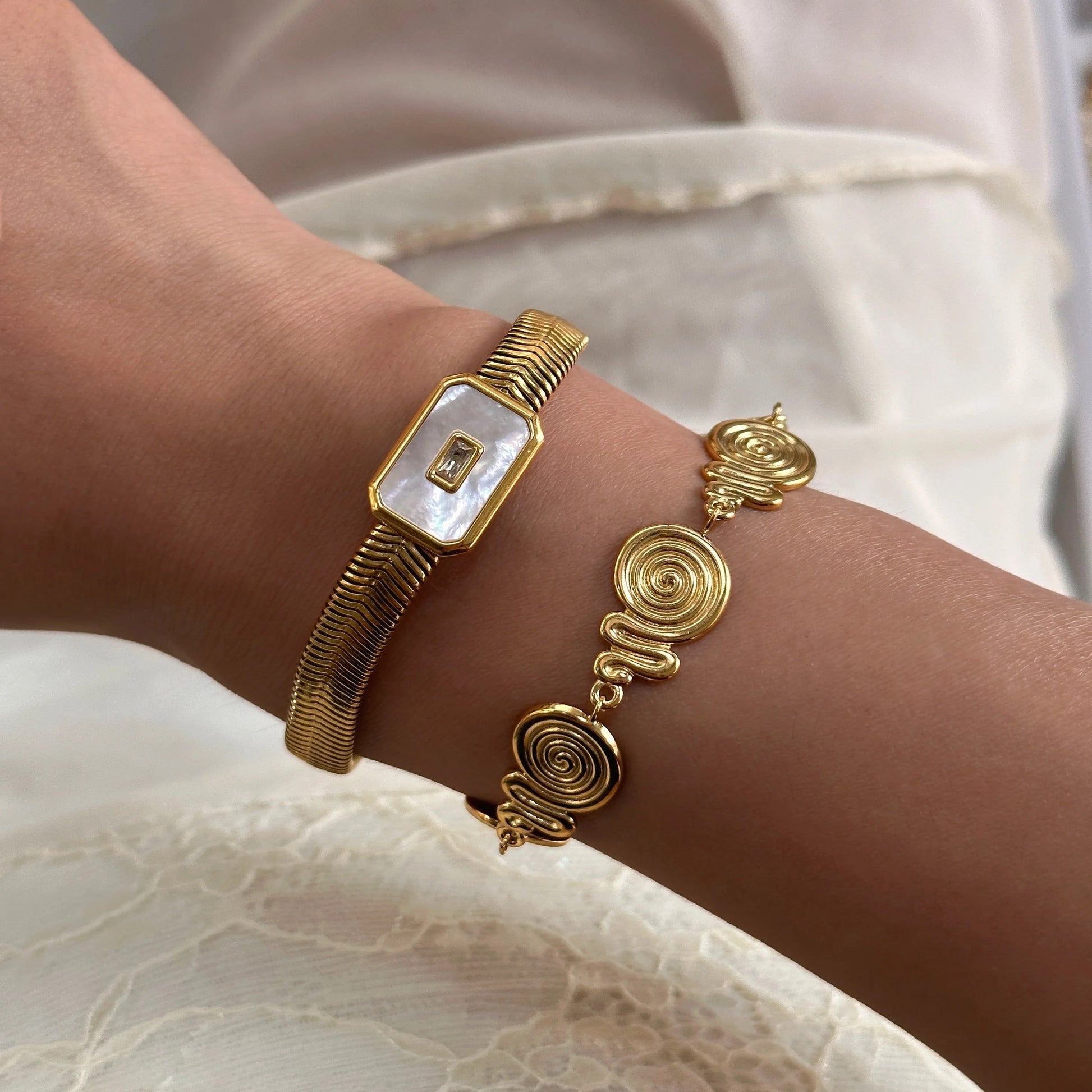  Stackable gold snake chain bracelet – Santorini by Loveness
