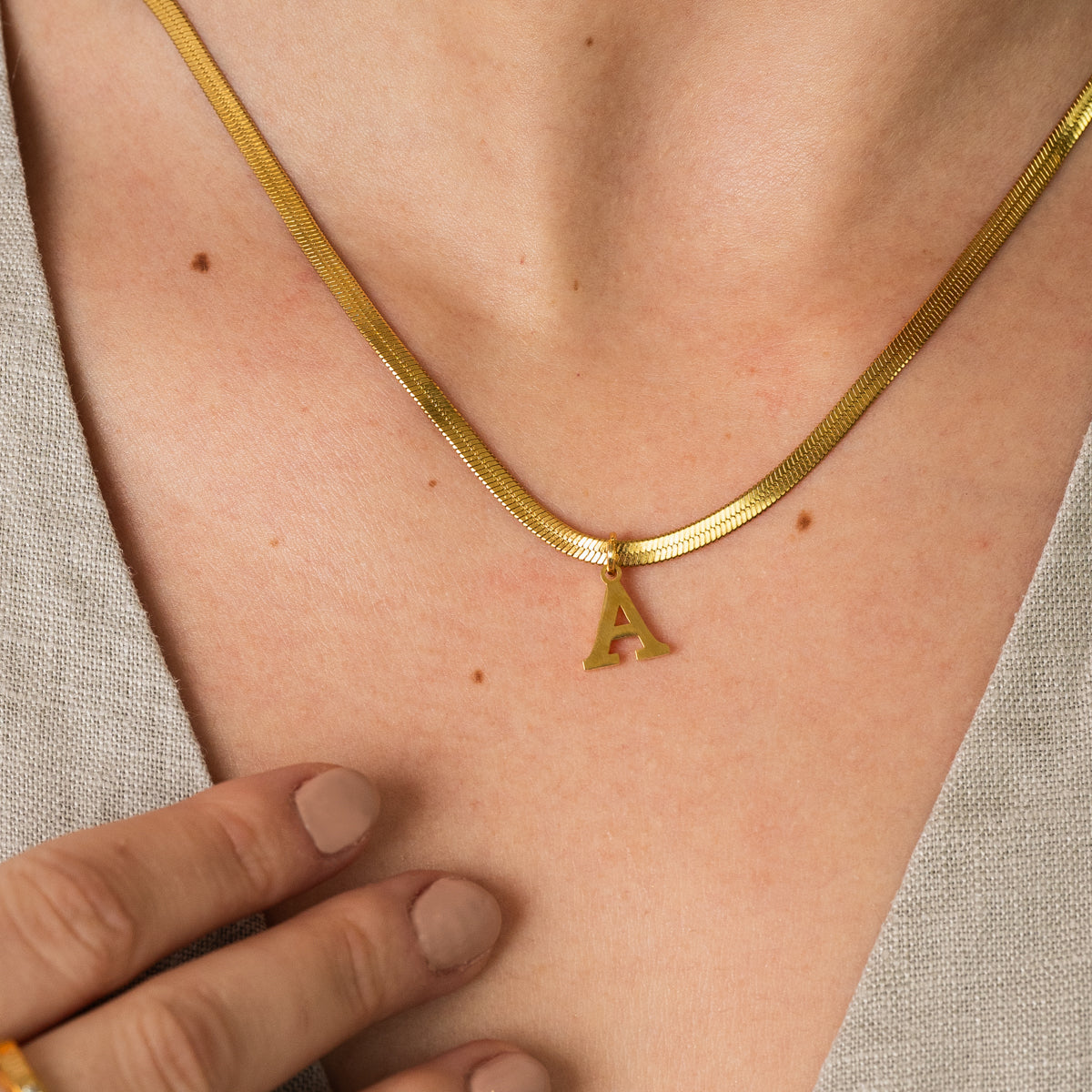 Detailaufnahme der Snake Chain Initial Halskette Gold