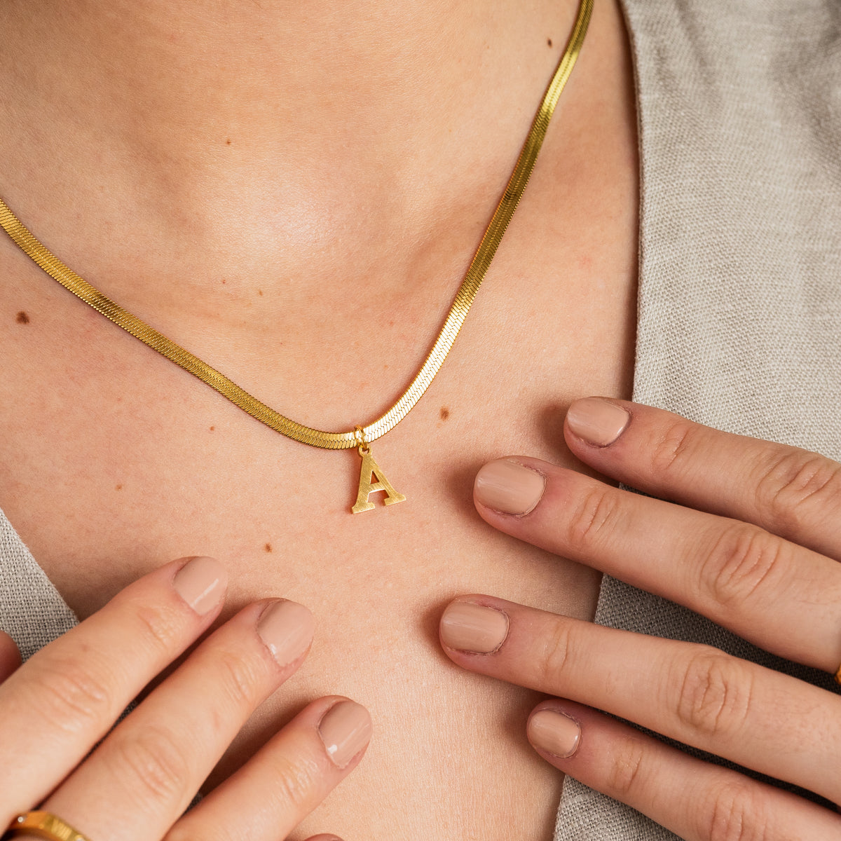 Snake Chain Initial Halskette Gold am Hals getragen