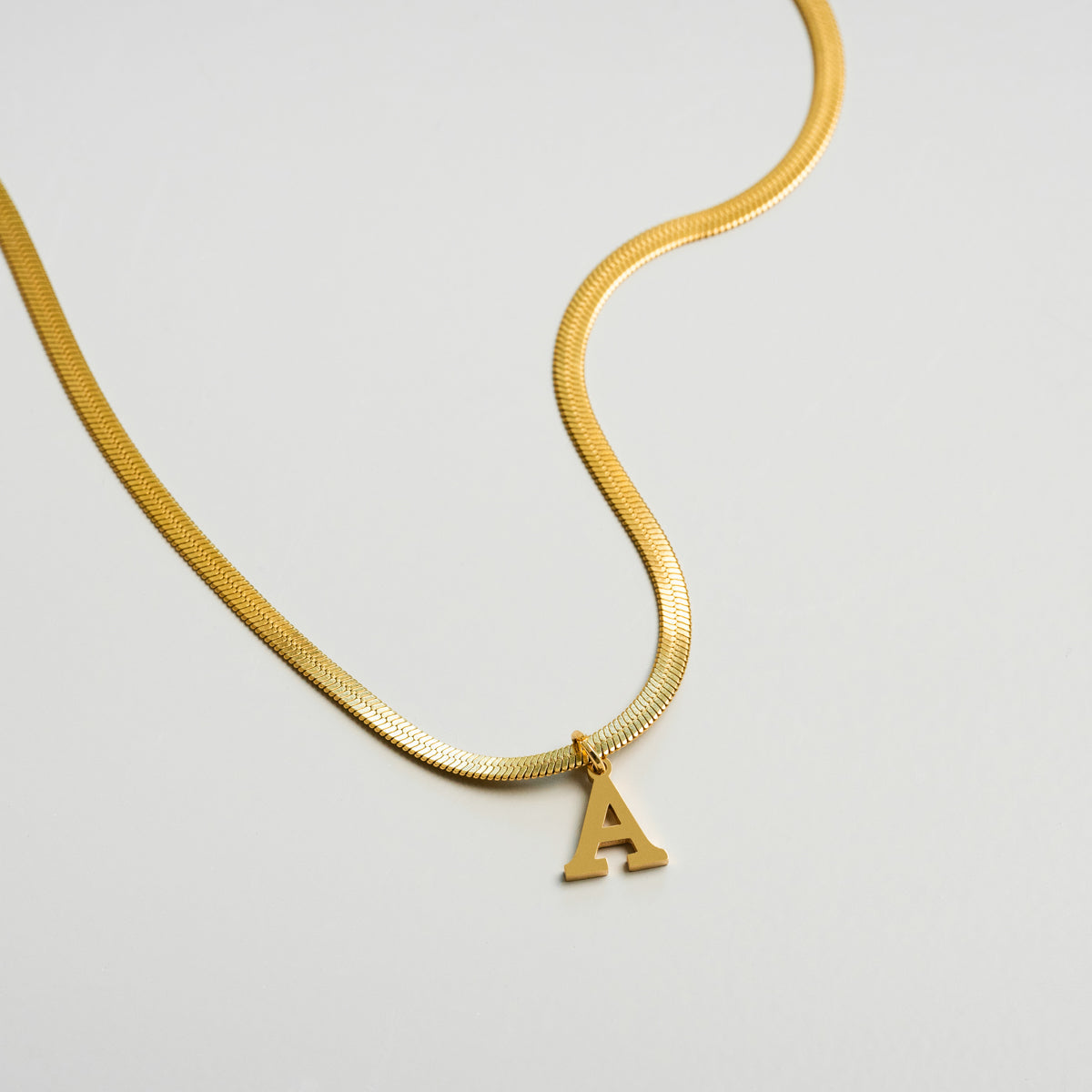 Seitliche Ansicht der Snake Chain Initial Halskette Gold