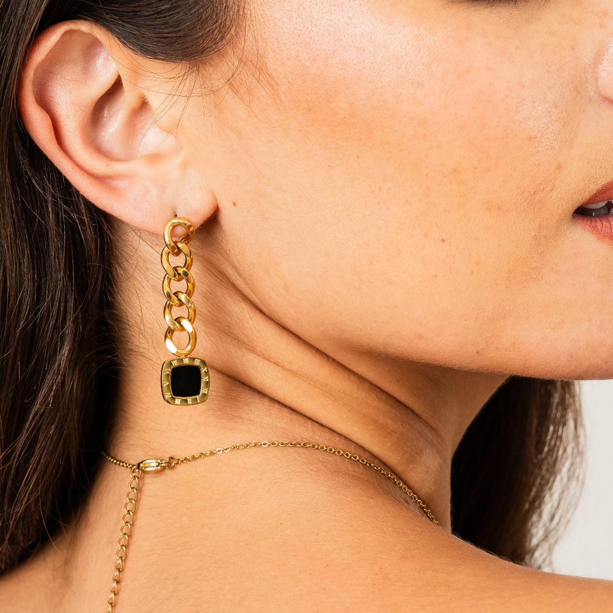 Detailaufnahme der Square Latin Onyx Hängeohrringe Gold