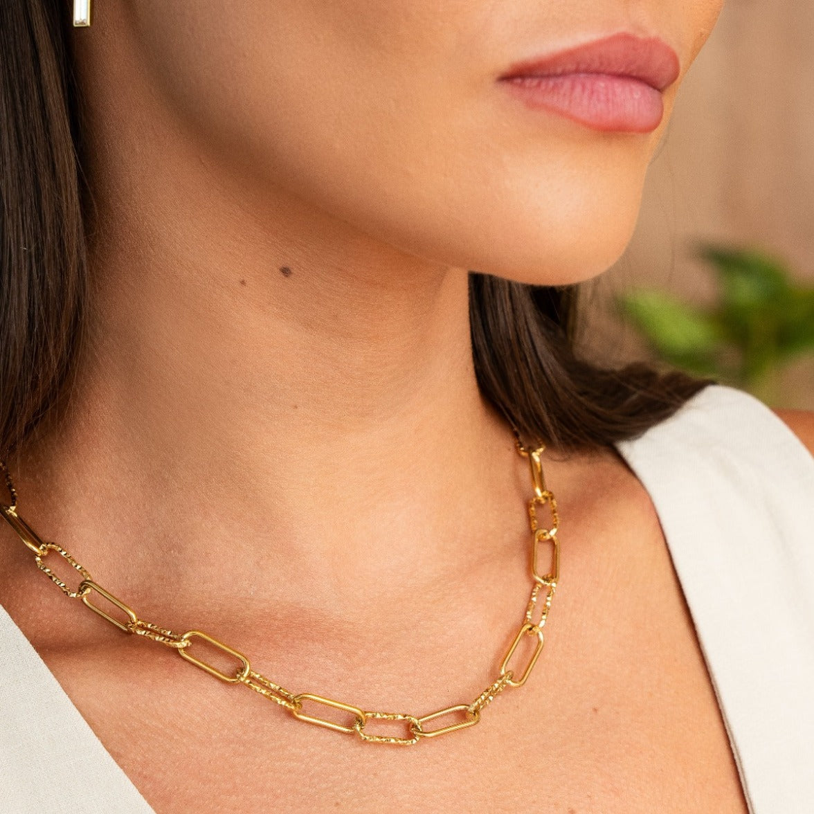 Starre Gliederkette Halskette Gold am Modell getragen