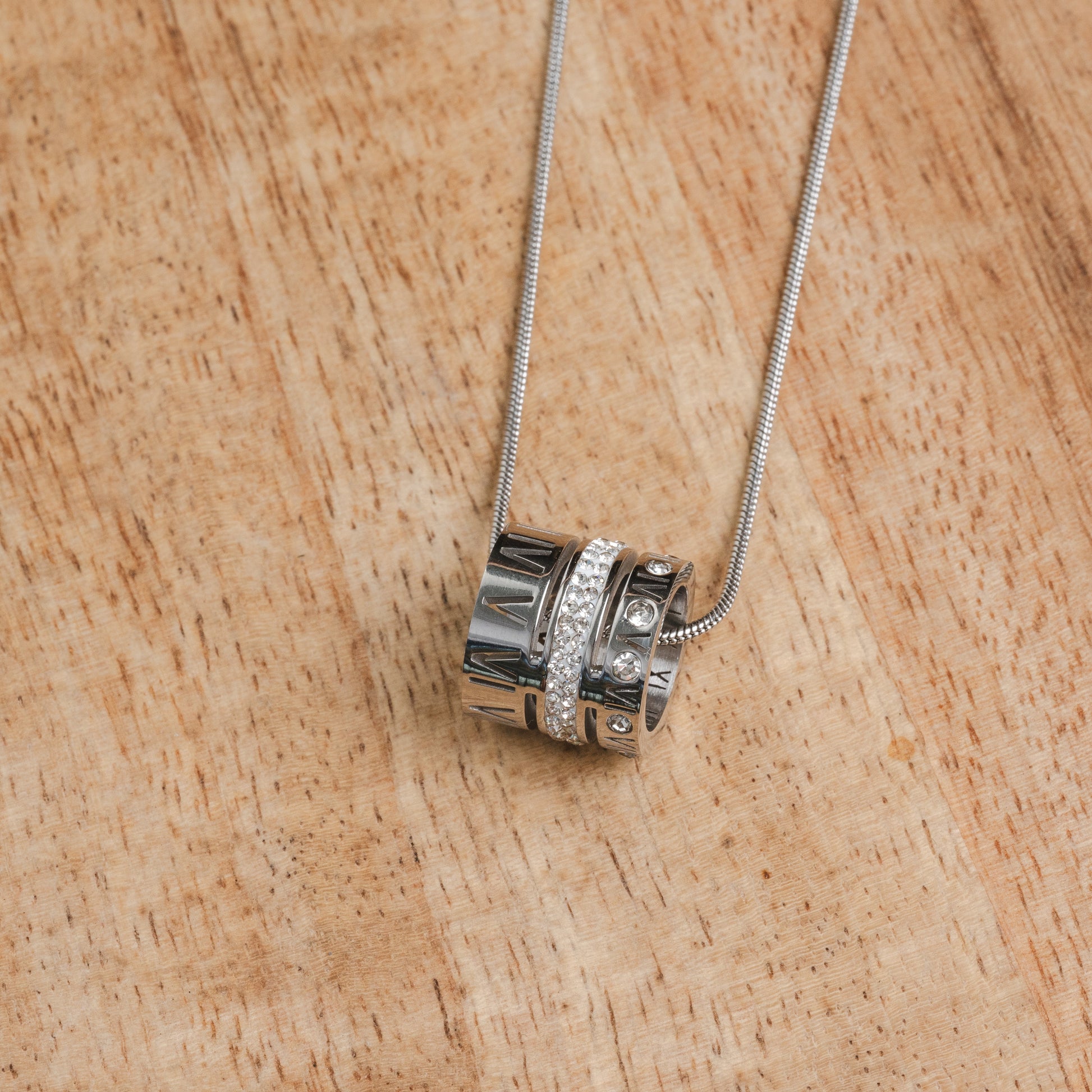 Nahaufnahme der Triple Stack Ring Halskette Silber