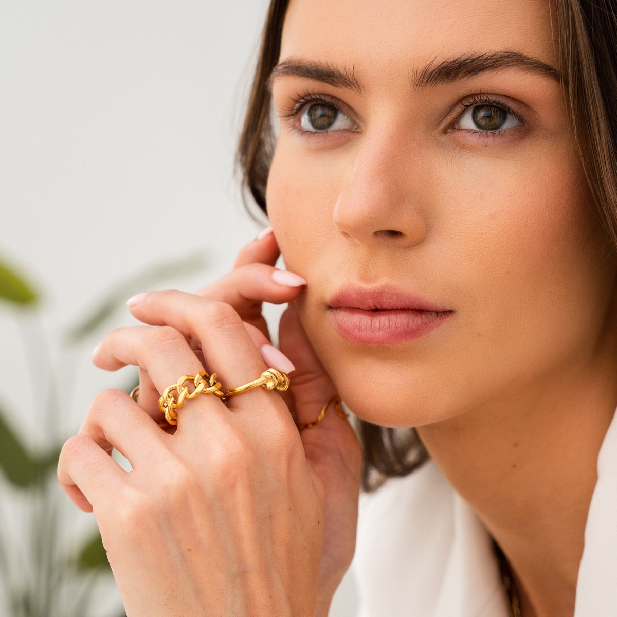 Detailaufnahme des Panzerketten-Rings in Gold