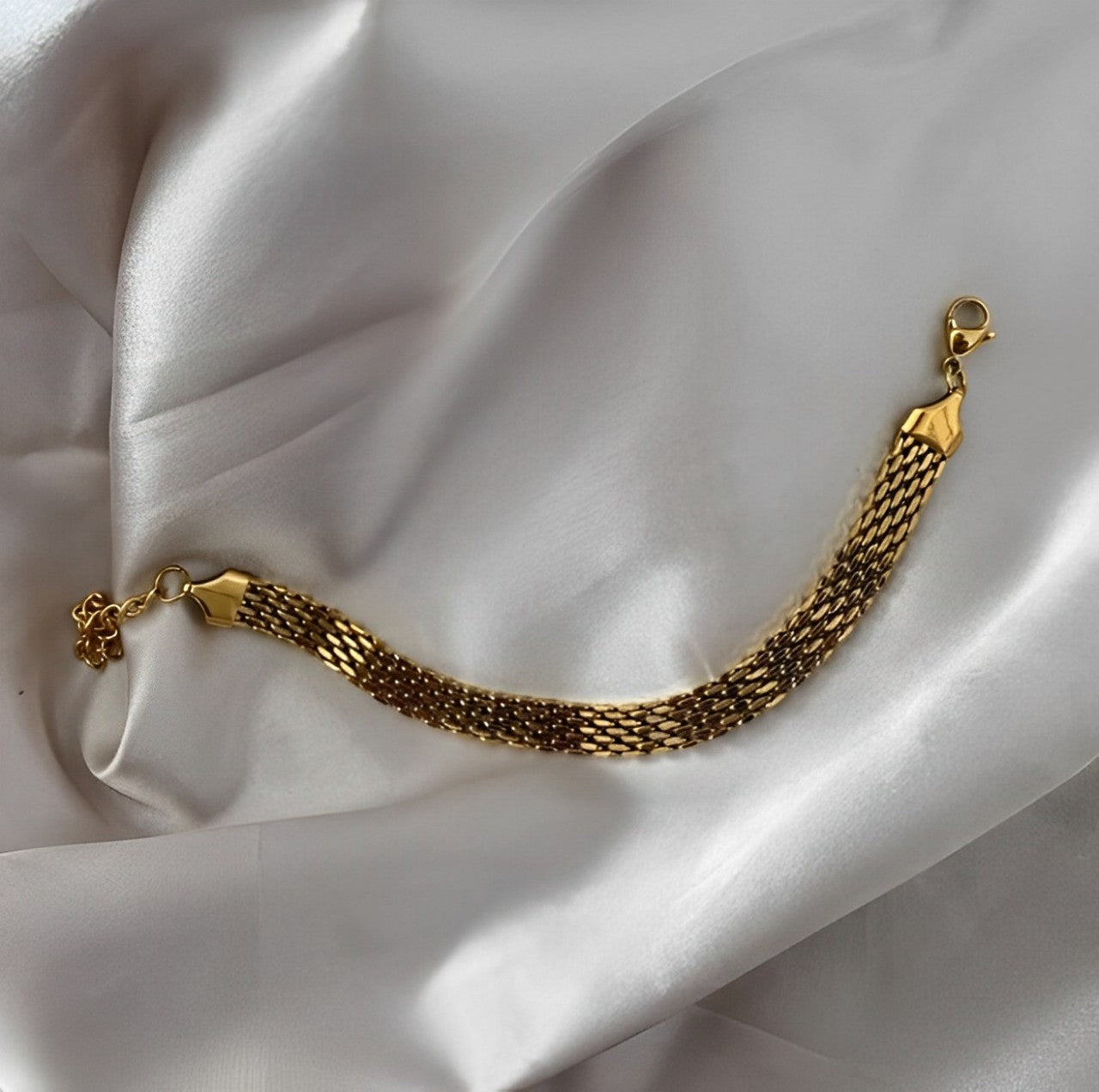 Detail of waterproof gold mesh bracelet