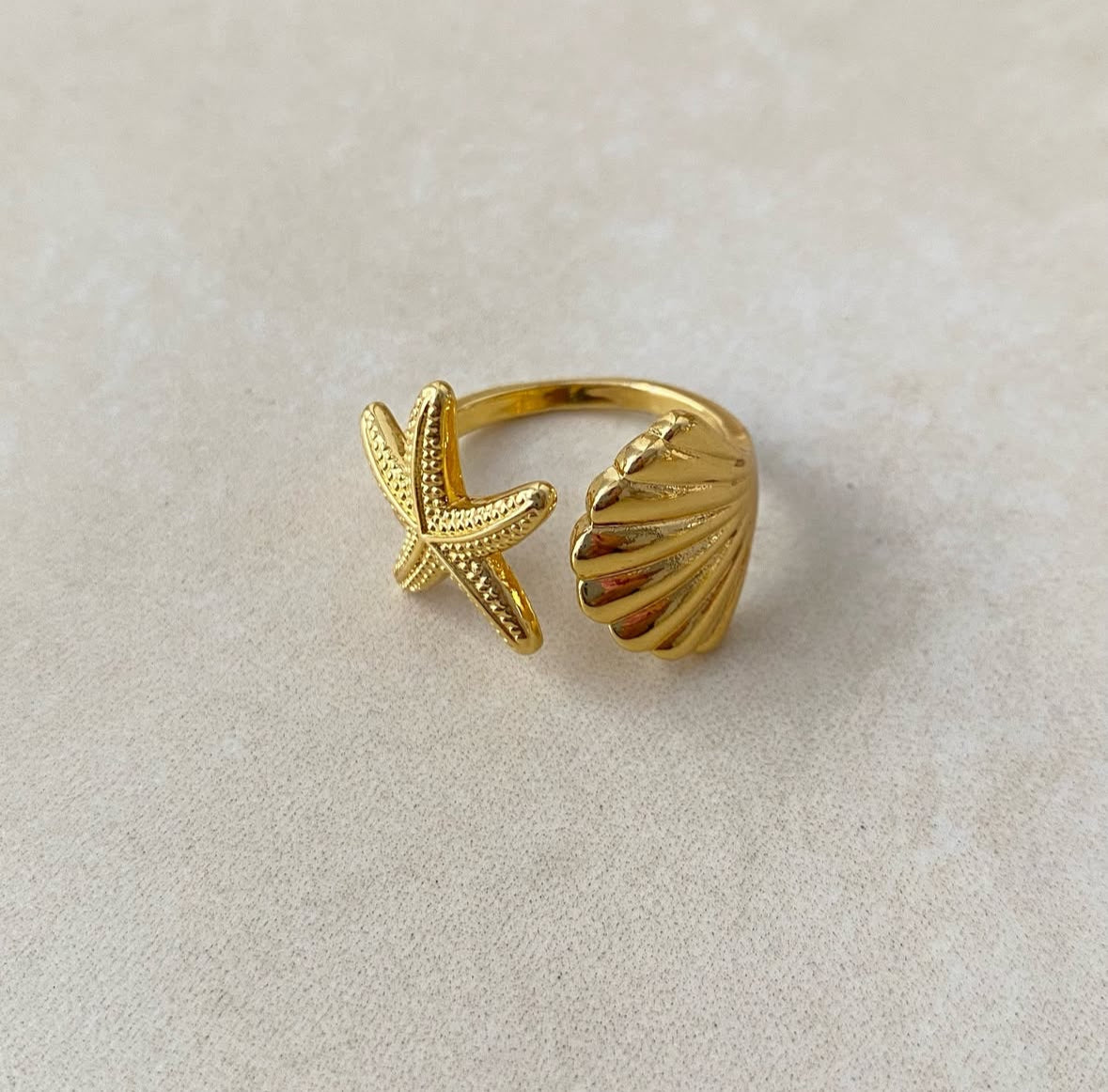 Waterproof starfish ring styled with beach look